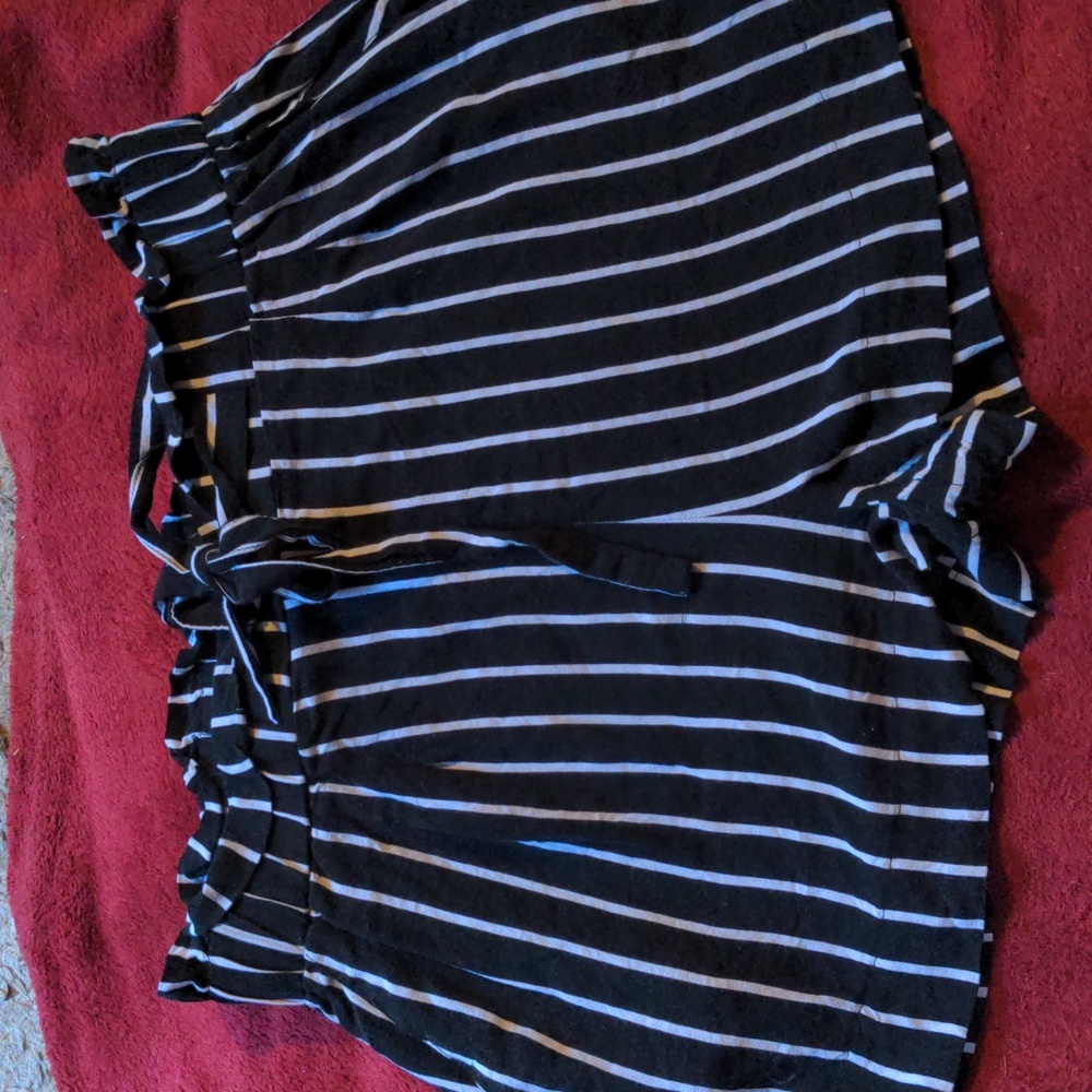Black and white striped shorts (M)